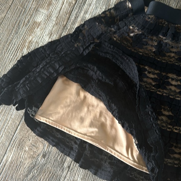 MAX STUDIO BEAUTIFUL LACE SKIRT, SIZE MEDIUM - Picture 3 of 6
